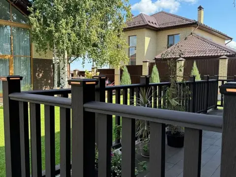 Ограждение террасы из ДПК с вертикальными балясинами