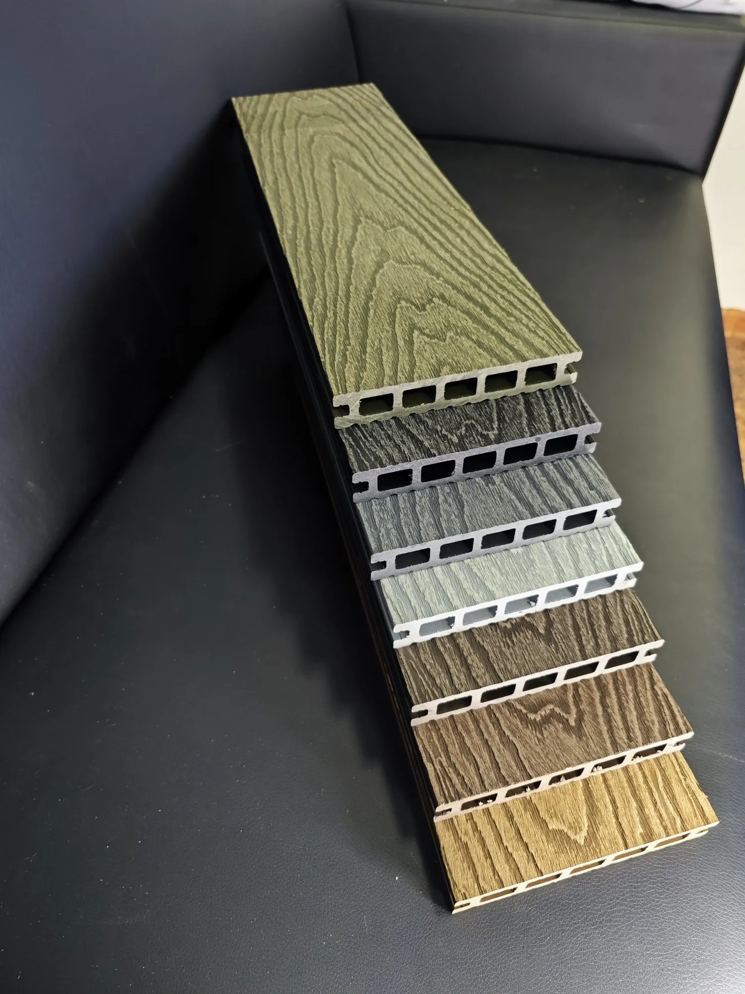 Образцы террасной доски ДПК с объёмным 3D-тиснением под дерево: оттенки от зелёного и графита до светло-серого и коричневого